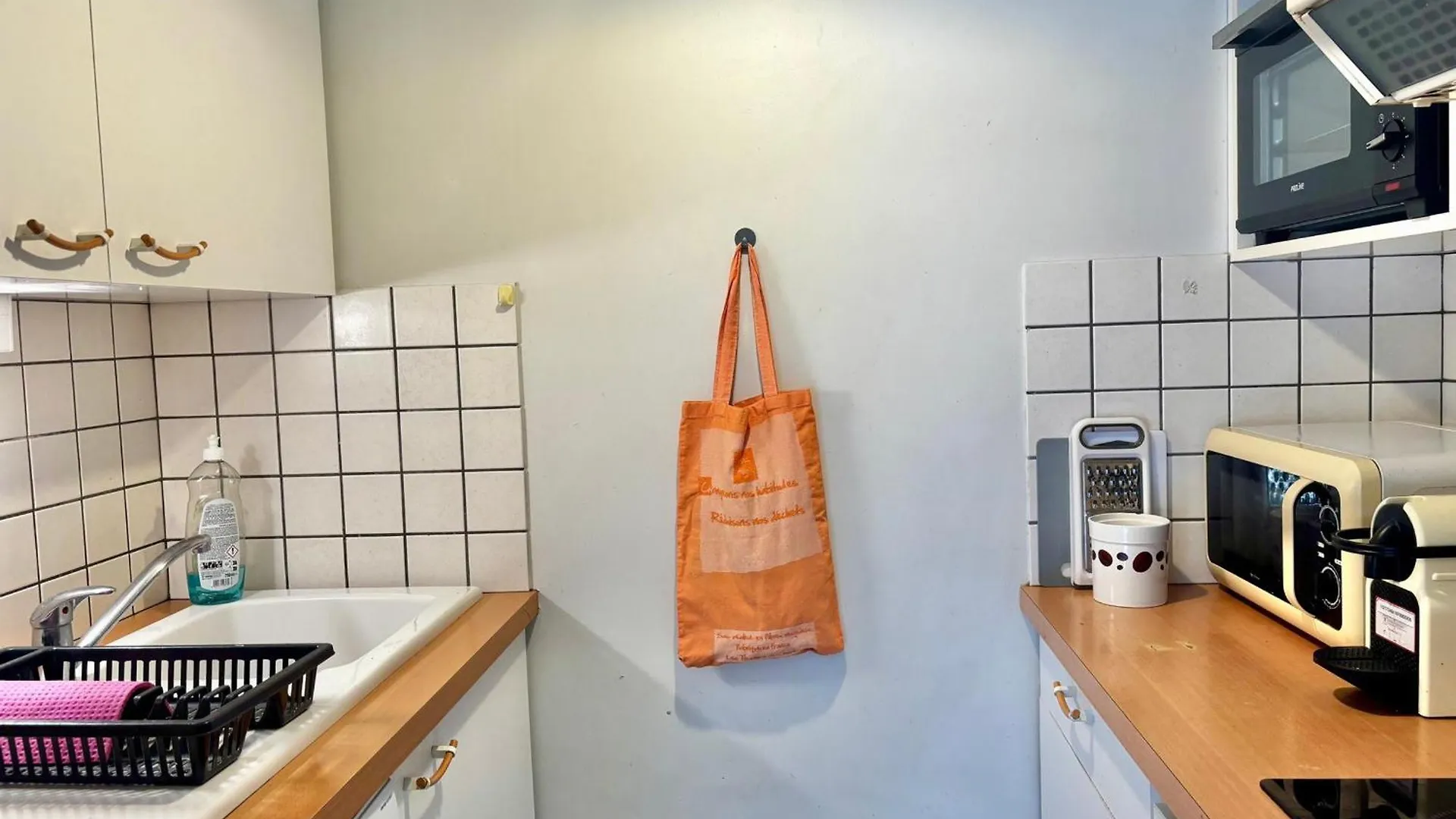 Agreable 2 Pieces Avec Terrasse, Parking, Proche Lac Et Commerces A Annecy - Fr-1-432-6