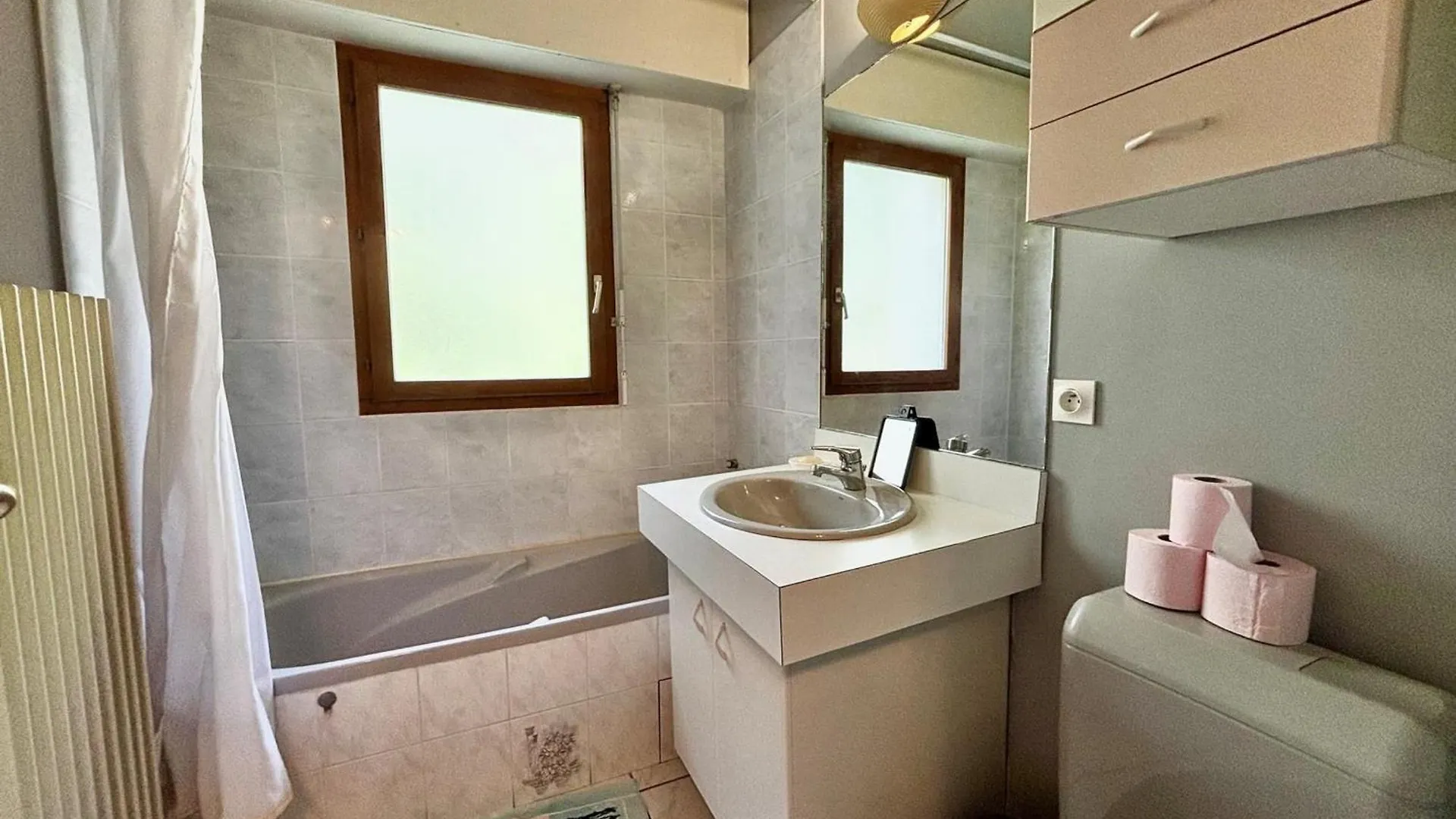 Agreable 2 Pieces Avec Terrasse, Parking, Proche Lac Et Commerces A Annecy - Fr-1-432-6 0*,