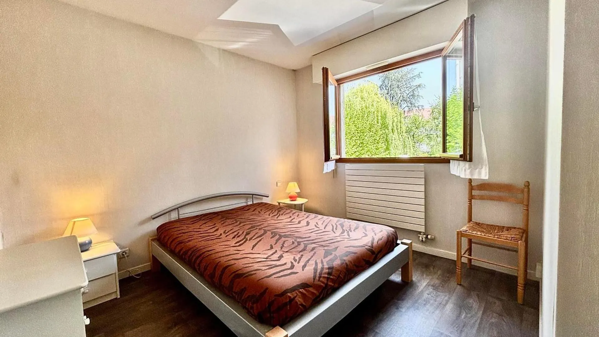 Agreable 2 Pieces Avec Terrasse, Parking, Proche Lac Et Commerces A Annecy - Fr-1-432-6