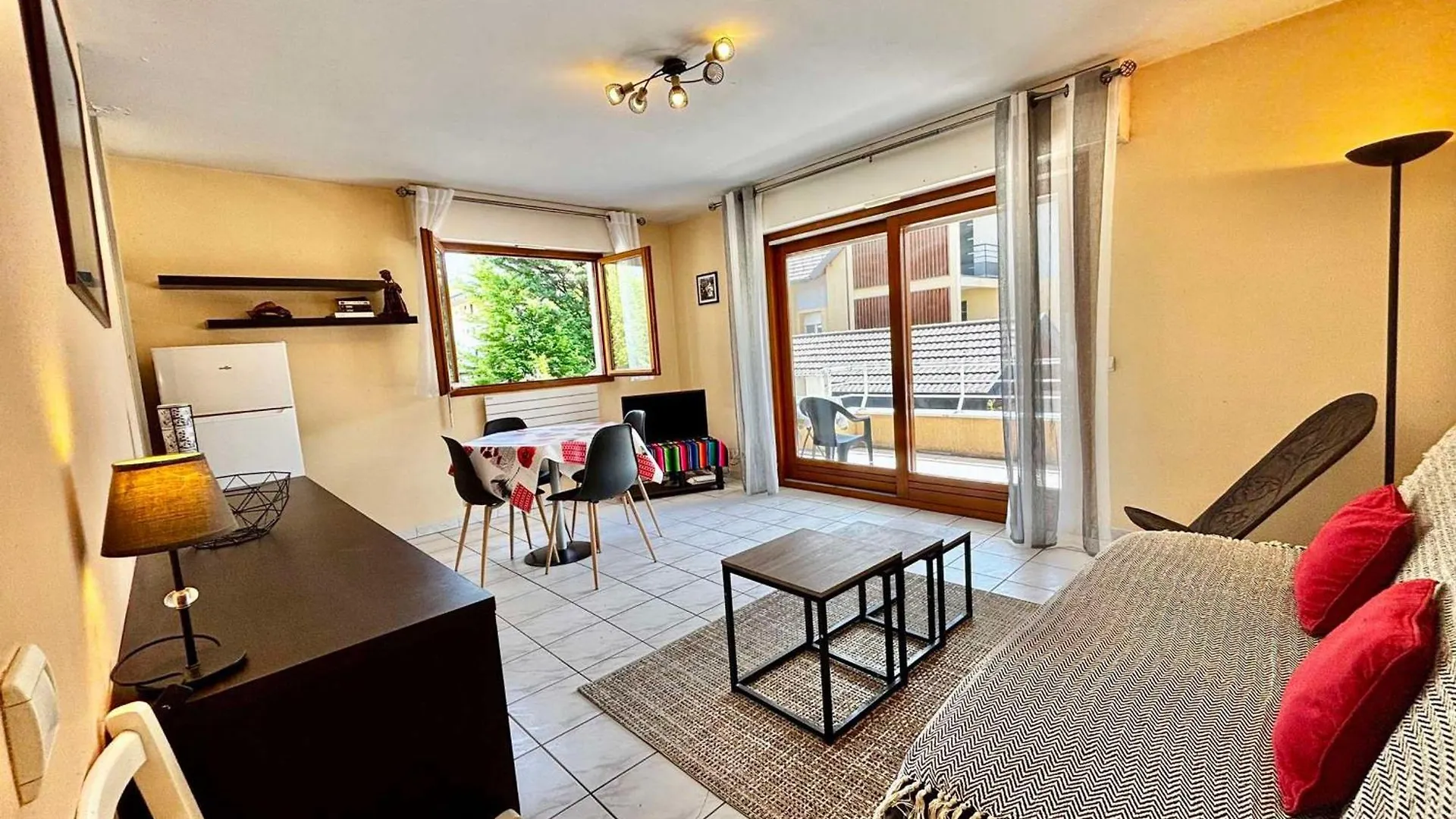 Agreable 2 Pieces Avec Terrasse, Parking, Proche Lac Et Commerces A Annecy - Fr-1-432-6